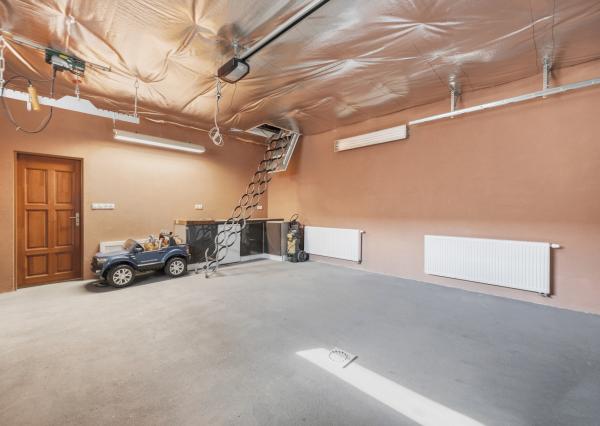 Rezervovaný | Moderný 4-izbový bungalov s krbom, saunou a štýlovým interiérom – Malacky, Píniová alej