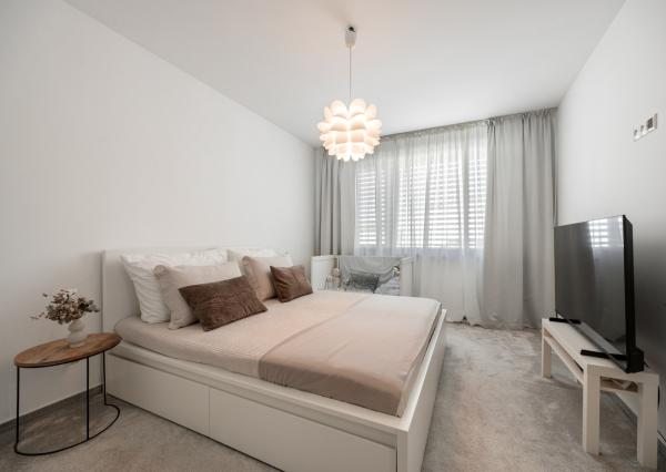 Rezervovaný | Moderný 4-izbový bungalov s krbom, saunou a štýlovým interiérom – Malacky, Píniová alej