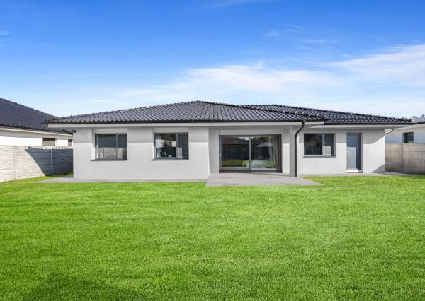 Rezervovaný | Moderný 4-izbový bungalov s krbom, saunou a štýlovým interiérom – Malacky, Píniová alej