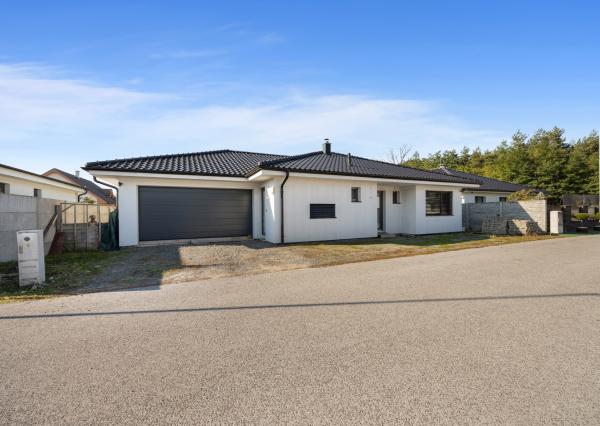 Rezervovaný | Moderný 4-izbový bungalov s krbom, saunou a štýlovým interiérom – Malacky, Píniová alej