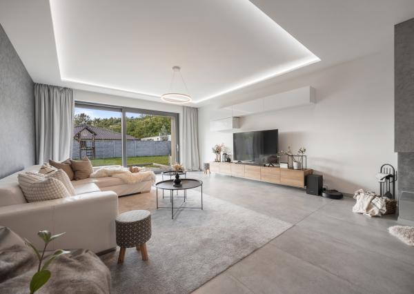 Rezervovaný | Moderný 4-izbový bungalov s krbom, saunou a štýlovým interiérom – Malacky, Píniová alej