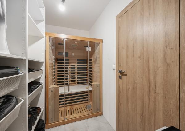 Rezervovaný | Moderný 4-izbový bungalov s krbom, saunou a štýlovým interiérom – Malacky, Píniová alej