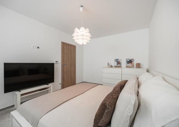 Rezervovaný | Moderný 4-izbový bungalov s krbom, saunou a štýlovým interiérom – Malacky, Píniová alej