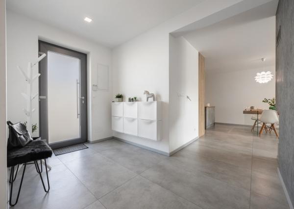 Rezervovaný | Moderný 4-izbový bungalov s krbom, saunou a štýlovým interiérom – Malacky, Píniová alej