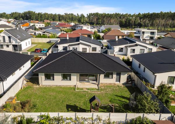 Rezervovaný | Moderný 4-izbový bungalov s krbom, saunou a štýlovým interiérom – Malacky, Píniová alej