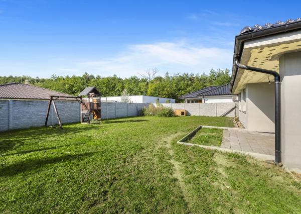 Rezervovaný | Moderný 4-izbový bungalov s krbom, saunou a štýlovým interiérom – Malacky, Píniová alej