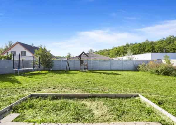 Rezervovaný | Moderný 4-izbový bungalov s krbom, saunou a štýlovým interiérom – Malacky, Píniová alej