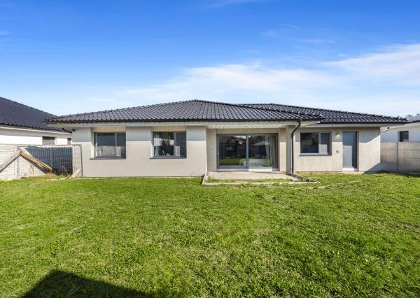 Rezervovaný | Moderný 4-izbový bungalov s krbom, saunou a štýlovým interiérom – Malacky, Píniová alej