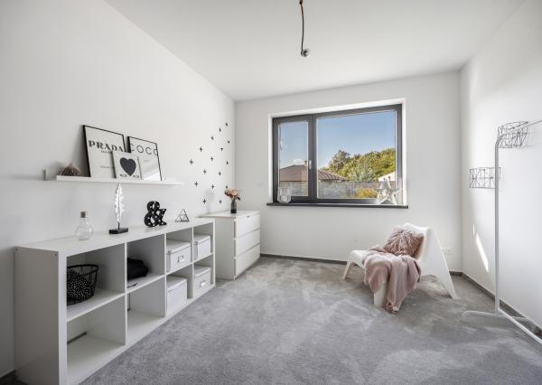 Rezervovaný | Moderný 4-izbový bungalov s krbom, saunou a štýlovým interiérom – Malacky, Píniová alej