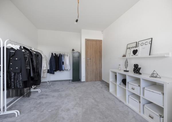 Rezervovaný | Moderný 4-izbový bungalov s krbom, saunou a štýlovým interiérom – Malacky, Píniová alej