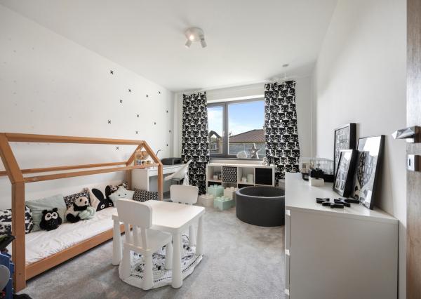 Rezervovaný | Moderný 4-izbový bungalov s krbom, saunou a štýlovým interiérom – Malacky, Píniová alej