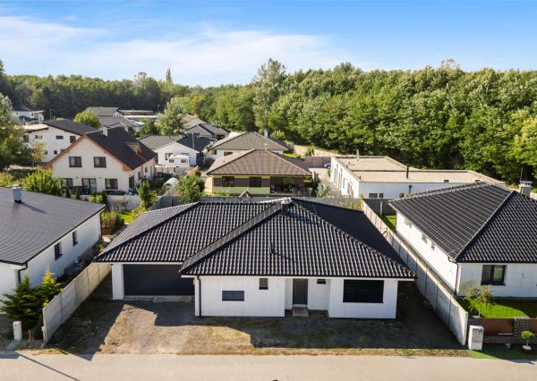 Rezervovaný | Moderný 4-izbový bungalov s krbom, saunou a štýlovým interiérom – Malacky, Píniová alej