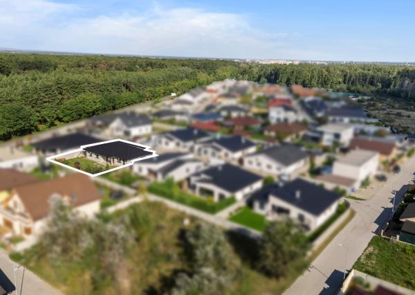 Rezervovaný | Moderný 4-izbový bungalov s krbom, saunou a štýlovým interiérom – Malacky, Píniová alej