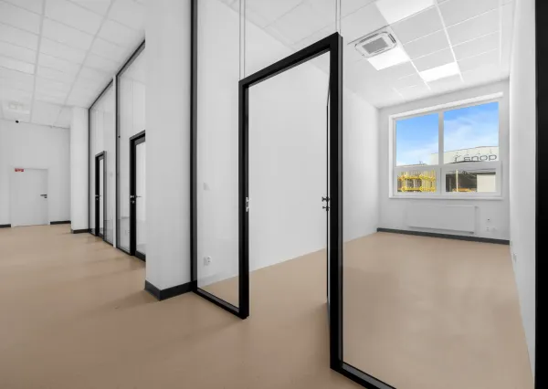 Štýlové a presvetlené priestory v modernej budove Business Hub A13 Concept