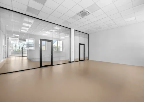 Štýlové a presvetlené priestory v modernej budove Business Hub A13 Concept