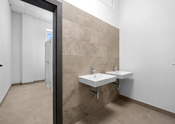 Štýlové a presvetlené priestory v modernej budove Business Hub A13 Concept