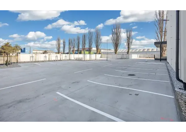 Štýlové a presvetlené priestory v modernej budove Business Hub A13 Concept