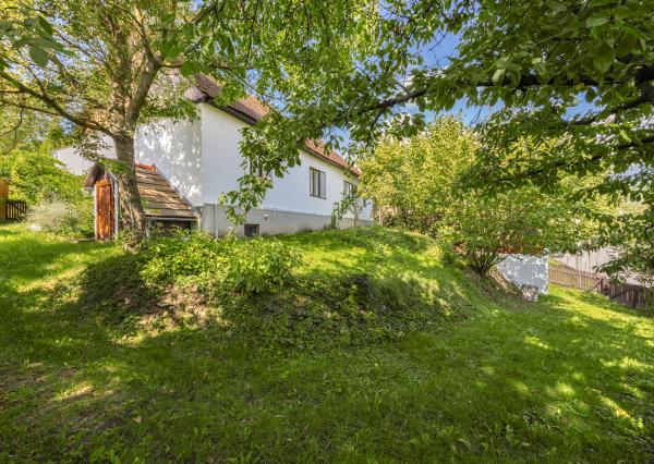 Príjemný domček v obci Zlatno s veľkou záhradou, ideálny na oddych aj trvalé bývanie