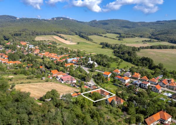 Príjemný domček v obci Zlatno s veľkou záhradou, ideálny na oddych aj trvalé bývanie