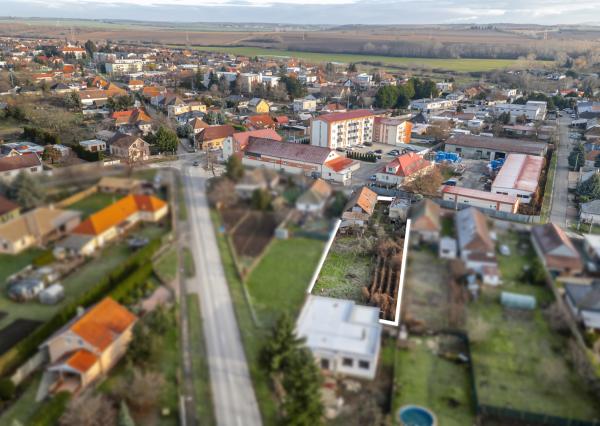 Lukratívny pozemok v centre Paty so starším domom – vhodné na rekonštrukciu alebo novú výstavbu (rodinný dom / dvojdom)