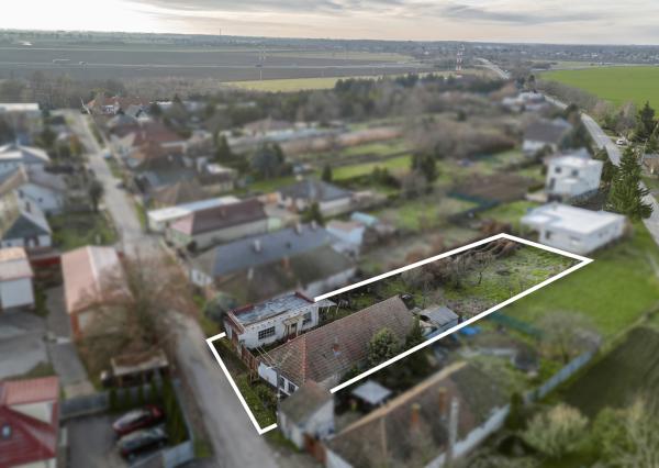 Lukratívny pozemok v centre Paty so starším domom – vhodné na rekonštrukciu alebo novú výstavbu (rodinný dom / dvojdom)