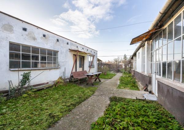 Lukratívny pozemok v centre Paty so starším domom – vhodné na rekonštrukciu alebo novú výstavbu (rodinný dom / dvojdom)