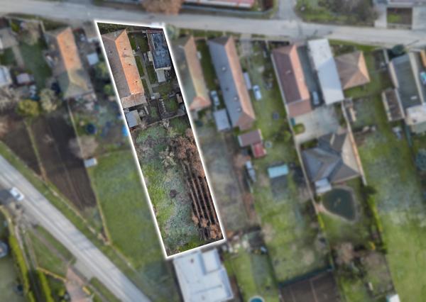 Lukratívny pozemok v centre Paty so starším domom – vhodné na rekonštrukciu alebo novú výstavbu (rodinný dom / dvojdom)