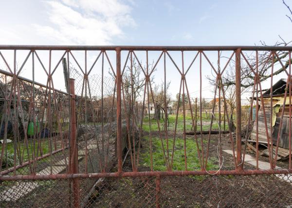 Lukratívny pozemok v centre Paty so starším domom – vhodné na rekonštrukciu alebo novú výstavbu (rodinný dom / dvojdom)