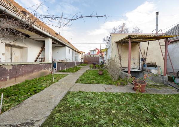 Lukratívny pozemok v centre Paty so starším domom – vhodné na rekonštrukciu alebo novú výstavbu (rodinný dom / dvojdom)