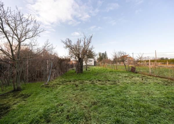 Lukratívny pozemok v centre Paty so starším domom – vhodné na rekonštrukciu alebo novú výstavbu (rodinný dom / dvojdom)