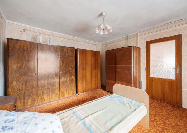 Lukratívny pozemok v centre Paty so starším domom – vhodné na rekonštrukciu alebo novú výstavbu (rodinný dom / dvojdom)