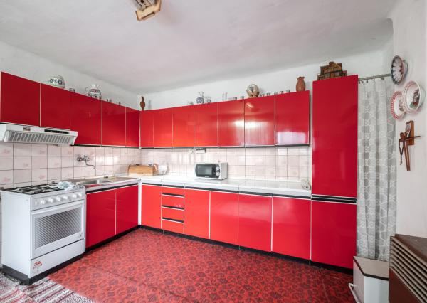 Lukratívny pozemok v centre Paty so starším domom – vhodné na rekonštrukciu alebo novú výstavbu (rodinný dom / dvojdom)