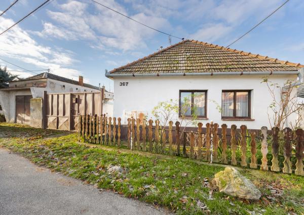 Lukratívny pozemok v centre Paty so starším domom – vhodné na rekonštrukciu alebo novú výstavbu (rodinný dom / dvojdom)