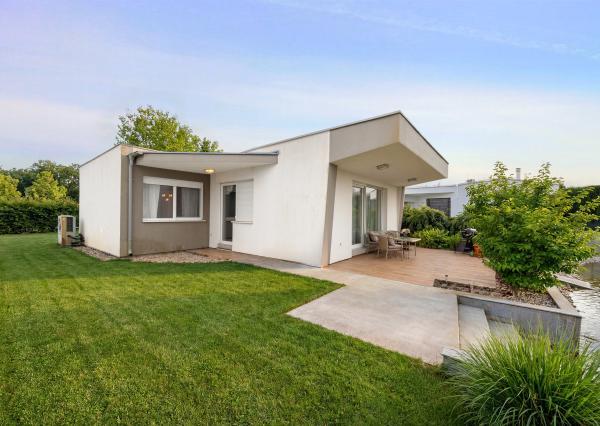 Štýlový víkendový dom s jazerom v srdci prírody v Malých Levároch