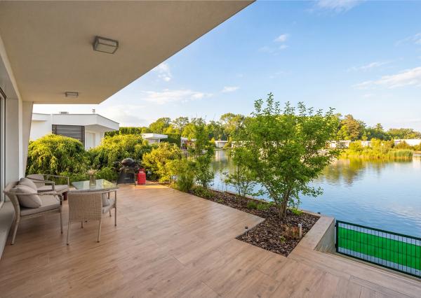 Štýlový víkendový dom s jazerom v srdci prírody v Malých Levároch