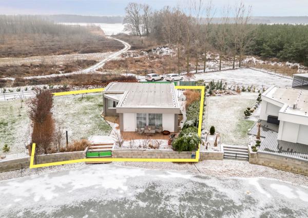 Štýlový víkendový dom s jazerom v srdci prírody v Malých Levároch