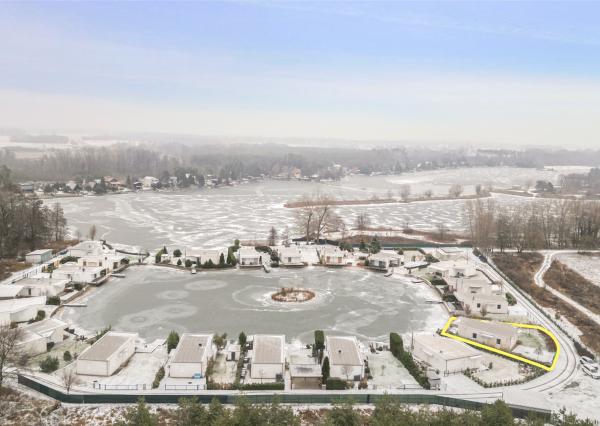 Štýlový víkendový dom s jazerom v srdci prírody v Malých Levároch