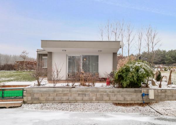 Štýlový víkendový dom s jazerom v srdci prírody v Malých Levároch