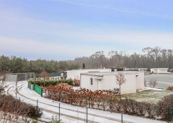 Štýlový víkendový dom s jazerom v srdci prírody v Malých Levároch