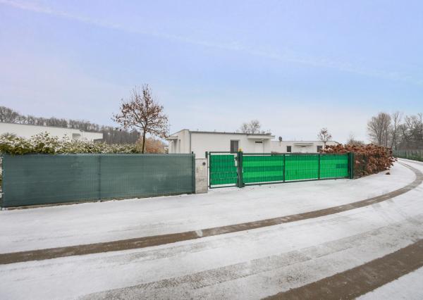 Štýlový víkendový dom s jazerom v srdci prírody v Malých Levároch