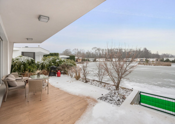 Štýlový víkendový dom s jazerom v srdci prírody v Malých Levároch