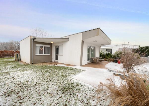 Štýlový víkendový dom s jazerom v srdci prírody v Malých Levároch