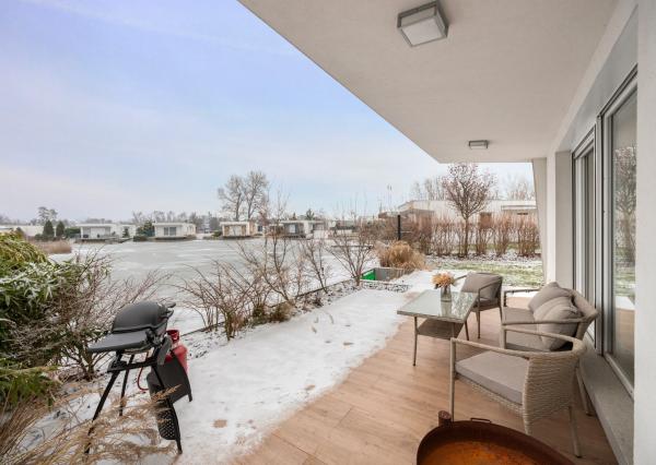 Štýlový víkendový dom s jazerom v srdci prírody v Malých Levároch