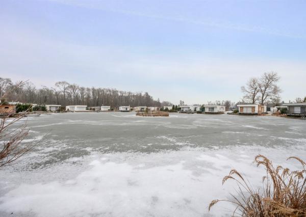 Štýlový víkendový dom s jazerom v srdci prírody v Malých Levároch