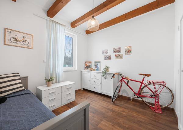 Štýlový víkendový dom s jazerom v srdci prírody v Malých Levároch