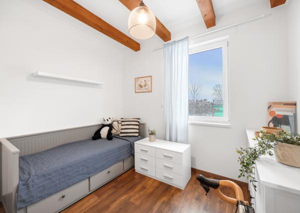 Štýlový víkendový dom s jazerom v srdci prírody v Malých Levároch