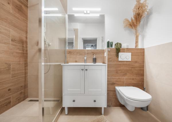 Štýlový víkendový dom s jazerom v srdci prírody v Malých Levároch