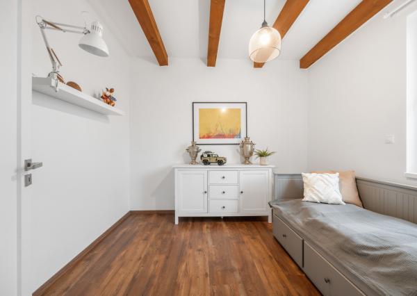 Štýlový víkendový dom s jazerom v srdci prírody v Malých Levároch