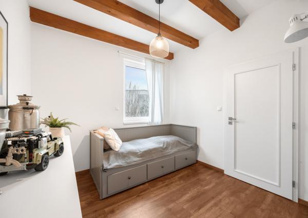 Štýlový víkendový dom s jazerom v srdci prírody v Malých Levároch