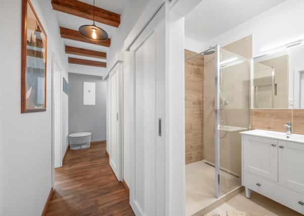 Štýlový víkendový dom s jazerom v srdci prírody v Malých Levároch